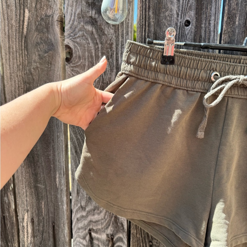 H&M Women’s Olive Green Cotton-Poly Soft Short Shorts Adjustable Waist Medium - Picture 3 of 5